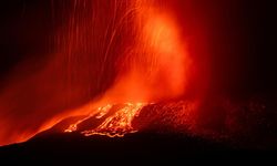 Etna Yanardağı hareketlendi, lav ve kül püskürmeye başladı