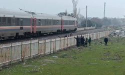 Tren yolunda feci kaza: Tren yayaya çarptı