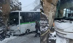 Kontrolden çıkan halk otobüsü tarihi kaleye çarptı: Yaralılar var