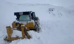 Çığ felaketinde iş makinesi kara gömüldü, operatör kurtarıldı