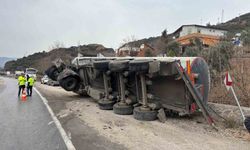 Kontrolden çıkan tanker devrildi, sürücü yaralandı