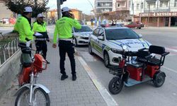 Motosiklet ile elektrikli bisiklet çarpıştı: 3 yaralı