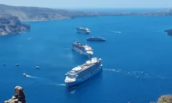 Mikonos Adası’na Kruvaziyer gemileriyle turist akını başladı