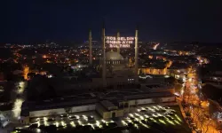 Selimiye Camisi’ne asılan "Hoş Geldin On Bir Ayın Sultanı" mahyası Yunanistan’dan da görülüyor