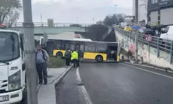 Son dakika: Beyoğlu’nda İETT otobüsü kaza yaptı! Yol trafiğe kapandı