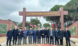 Bandırma'da 18 Mart dolayısıyla çelenk sunma töreni