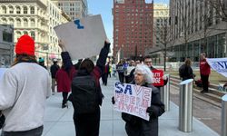 New York’ta federal işten çıkarmalara karşı protesto