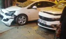 Bayrampaşa'da otomobil kıraathaneye daldı: 6 yaralı