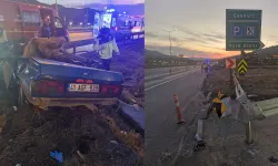 Otomobil bariyerlere çarptı, 2 kişi hayatını kaybetti