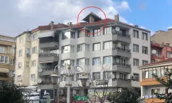 Bursa’da çatı rüzgarla havalandı, yan binanın üzerine uçtu