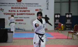 Wushu sporcusu Ayşe Sude Akyüz, altın madalya kazandı