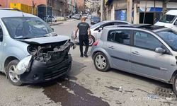 Hafif ticari araç ile otomobilin çarpıştı: 2 kişi yaralandı