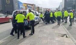 Kasksız motorcu polise zor anlar yaşattı