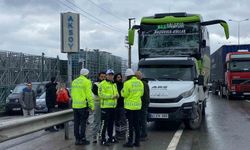 Özel halk otobüsü ile palet yüklü kamyonet çarpıştı