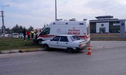 Ambulans ve otomobil çarpıştı: 2 yaralı