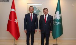 Ahmet Davutoğlu, Özgür Özel'i tebrik etti