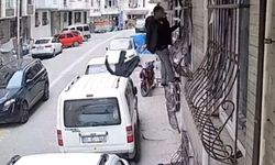 Esenyurt’ta gündüz vakti hırsızlık: Cama tırmanıp çamaşırları çaldı