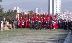 19 Mayıs Kutlanıyor… Gençlik ve Spor Bakanı Bak, beraberindeki gençlerle, Anıtkabir'i ziyaret etti