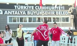 Antalya Büyükşehir Belediyesi'nden temsili askerlik yapacak bireylere davullu-zurnalı uğurlama 