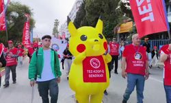 Antalya’da 1 mayıs kutlamaları... Pikachu bu kez "TEZ-KOOP İş Sendikası" yazılı yeleğiyle alandaydı