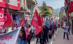 Artvin'de 1 Mayıs kutlamaları... "Bizleri dipsiz kuyularda merdivensiz bırakmak isteyen bu bozuk düzene artık 'yeter' diyoruz"