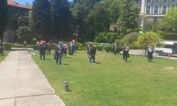 Boğaziçi Üniversitesi'nde akademisyenler ve öğrenciler "Nureddin Yıldız" protestosunda gözaltına alınanlar için nöbet tuttu