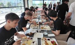 Bornova Belediye Başkanı Eşki'den genç basketbolculara moral 