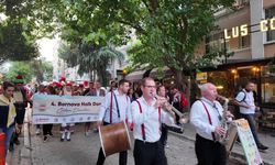 Bornova Belediyesi Halk Dansları Festivali sokaklara taştı