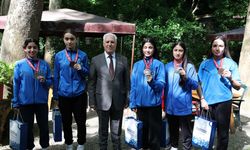 Bursa Büyükşehir Belediye Başkanı Bozbey, kadın boks takımıyla bir araya geldi