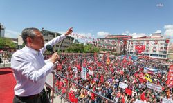 CHP Genel Başkanı Özel'den Van mitingi paylaşımı: "Kimse merak etmesin. Eğer bu iktidar şahsi çıkarı için bu milletin barış taleplerini heba ederse, biz buradayız'' 