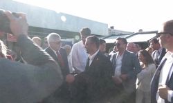 CHP Genel Başkanı Özgür Özel, Gündoğdu Meydanı’na vatandaşları selamlayarak geldi