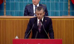 CHP grup toplantısı... Özgür Özel: “Beyazıt’a, diplomayı iptal eden hadsizlere haddini bildiren İstanbul’un gençleriyle kucaklaşmaya gidiyoruz”