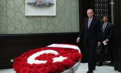 Devlet Bahçeli, kabine toplantısına Türk bayrağı motifli gül aranjmanı gönderdi