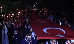 Diyarbakır’da 157 metre uzunluğunda Türk bayrağı ve meşalelerle “fener alayı” yürüyüşü