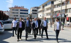 Edremit Belediye Başkanı Ertaş, düzenlemesi tamamlanan kapalı pazaryerinde incelemelerde bulundu