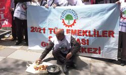Emekliler, TÜİK önünde enflasyon verilerini protesto etti: “Getirin sandığı, emekliler kırmızı kartını gösterip sizden hesabı soracak”