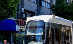 Eskişehir Büyükşehir Belediyesi, tramvaylar ve otobüslerde Eskişehirspor bayrağını dalgalandırıyor