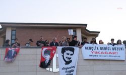 Eskişehir’de öğrenciler Ali İsmail Korkmaz’ın fotoğrafını rektörlüğün bulunduğu alana astı