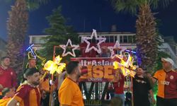 Galatasaray'ın 25'inci şampiyonluğu Soma'da Madenci Heykeli önünde kutlandı