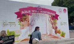 Halkevci Kadınlar, Güvenpark'a yerleştirilen "Aile Yılı Hatırası" panosuna mor boya fırlattı... "Kutsal olan aileniz değil, kadınların yaşamıdır"