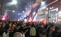 İstanbul'da sarı kırmızılı taraftarlar cadde ve meydanları doldurdu
