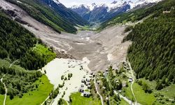 İsviçre’nin Lötschental vadisi’nde buzul çökmesi sonucu Lonza nehri tıkandı 2 bin kişi risk altında