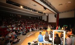 Menderes Belediyesi Çocuk Tiyatrosu, "Bir Zamanlar 'Ünlü'ydüm" ile izleyici karşısına çıktı