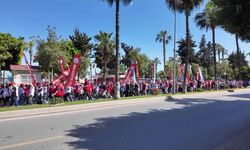 Mersin Büyükşehir Belediye Başkanı Seçer, 1 Mayıs kortejinde emekçilerle omuz omuza yürüdü: “Bu hükümete itirazımız var”