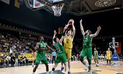 Mersin Büyükşehir Belediye Başkanı Seçer, MSK Erkek Basketbol Takımı’na tribünden destek verdi