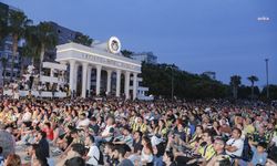 Mersin sahilinde dev ekranda final heyecanı yaşandı