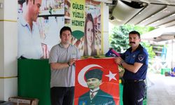 Narlıdere Belediyesi'nden ilçe esnafına Atatürk baskılı Türk bayrağı
