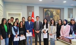 Ortahisar Belediye Başkanı Kaya, 23 Nisan etkinliklerine katılan öğrencilere teşekkür belgesi verdi 