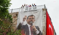 Özgür Özel, Bursa mitinginde İmamoğlu posterlerinin asıldığı alanın fotoğraflarını paylaştı: "Cürmünüz kadar yer yakarsınız" 
