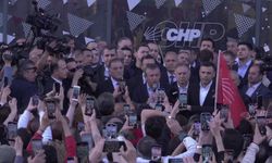 Özgür Özel, CHP İstanbul İl Başkanlığı önünden seslendi: "Gün, bırakın bir yumrukla ister kurşunla, ister tankla, topla, tüfekle CHP'yi ve Genel Başkanını sindirme günü değildir"